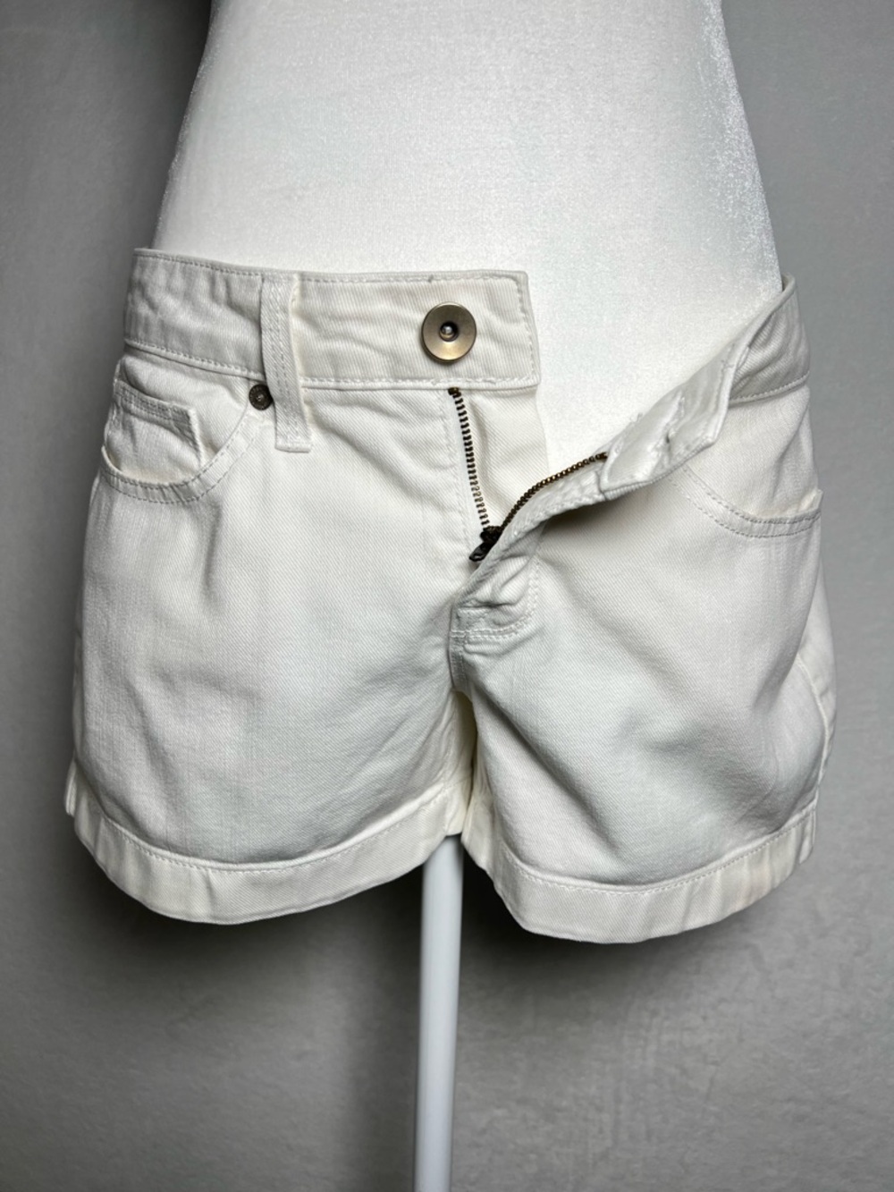 jcp White Cotton Blend Low Rise Shorts - size 4 - Picture 8 of 10